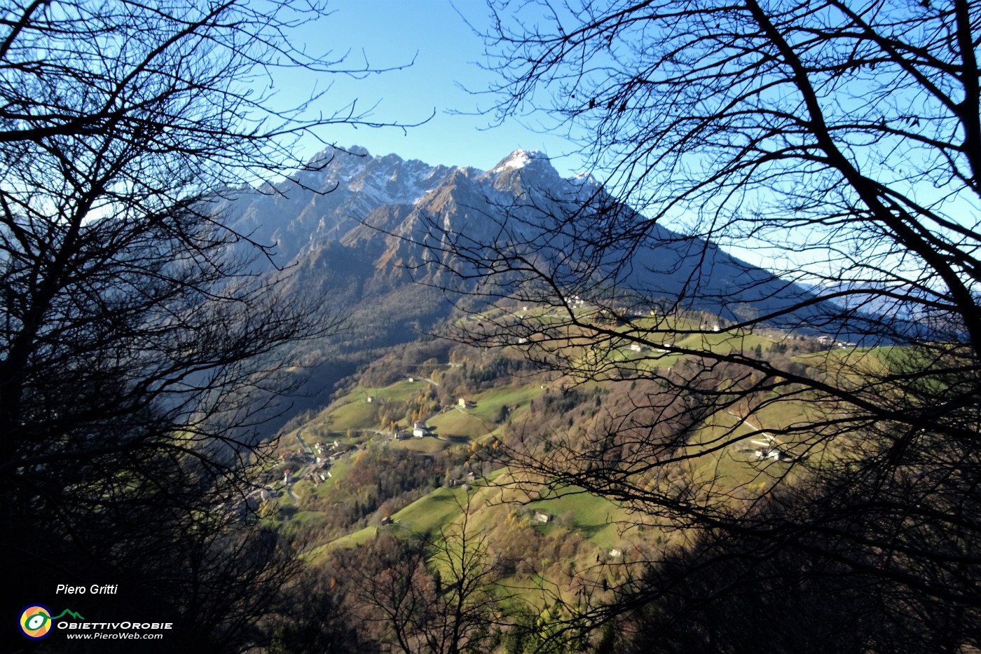 12 Vista sul Colle di Zambla e Alben.JPG